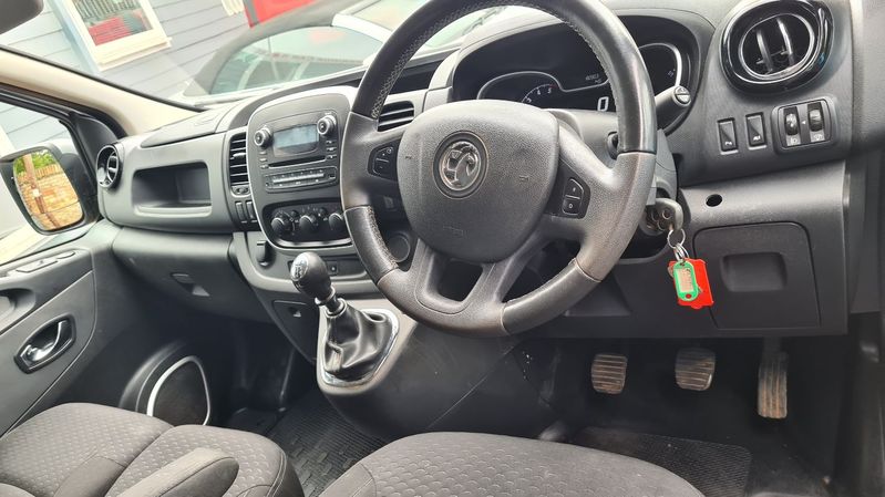 View VAUXHALL VIVARO CDTi 115 L1H1 SWB Euro5 2700 Sportive